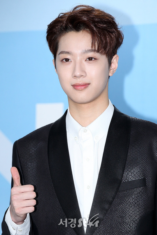 워너원 멤버 라이관린이 7일 오후 서울 구로구 고척동 서울 고척 스카이돔 1층 대회의실에서 열린 워너원(Wanna One) 데뷔 기자간담회에 참석해 포토타임을 갖고 있다.