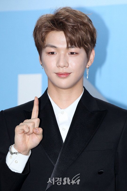 워너원 멤버 강다니엘이 7일 오후 서울 구로구 고척동 서울 고척 스카이돔 1층 대회의실에서 열린 워너원(Wanna One) 데뷔 기자간담회에 참석해 포토타임을 갖고 있다.