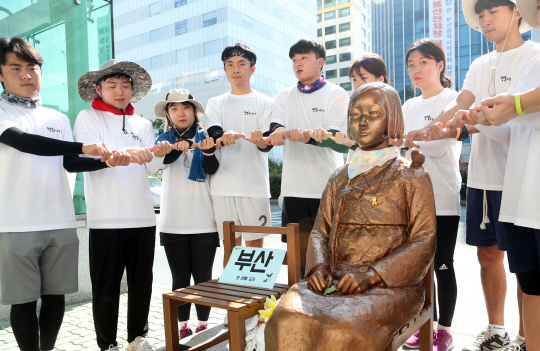 소녀상 앞에서 꼭 약속합니다        (부산=연합뉴스) 김선호 기자 = 흥사단 소속 청년·학생들이 7일 부산 일본영사관 앞 소녀상에서 새끼손가락을 걸고 반드시 한일 위안부 재협상을 끌어내도록 노력하겠다는 의미의 약속 퍼포먼스를 벌이고 있다. 이들은 부산을 시작으로 서울까지 16박 17일 동안 820㎞를 걷는 전국 소녀상 순례길을 떠났다. 2017.8.7       wink@yna.co.kr  (끝)      <저작권자(c) 연합뉴스, 무단 전재-재배포 금지>