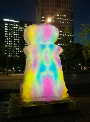 크라운해태홀딩스가 12일 서울 광화문광장에서 여는 ‘한 여름 밤의 눈 조각전’에서 선보일 미디어아트의 모습. 다양한 색상의 프로젝터를 작품에 투사해 조각 작품의 색다른 감상 포인트를 제공한다. /사진제공=크라운해태홀딩스