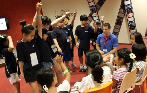 ‘와이비엠 글로벌 캠프 인 오사카(YBM Global Camp In Osaka)’에 참가한 한국과 일본 학생들이 오사카영어마을에서 원어민 강사가 진행하는 영어 수업에 임하고 있다.(사진제공=YBM넷)