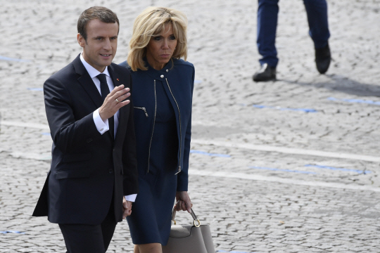 에마뉘엘 프랑스 대통령과 부인 브리지트. /파리=EPA연합뉴스