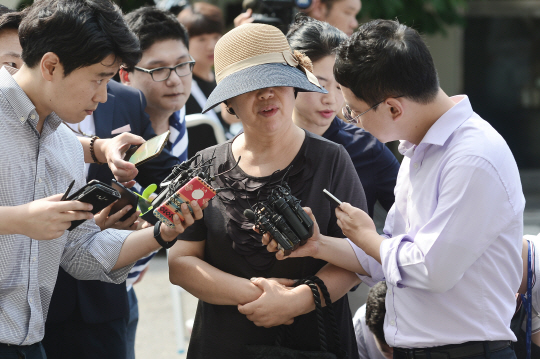 공관병에 대한 ‘갑질’ 혐의로 형사 입건된 박찬주 육군 제2작전사령관(대장)의 부인이 7일 오전 서울 용산구 군 검찰단에 참고인 신분으로 출석하고 있다./사진=뉴스1