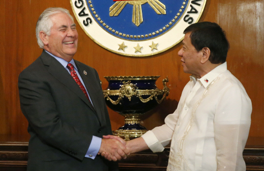 렉스 틸러슨(왼쪽) 미 국무장관과 로드리고 두테르테 필리핀 대통령이 7일 필리핀 마닐라에서 악수를 나누고 있다. /마닐라=AP연합뉴스