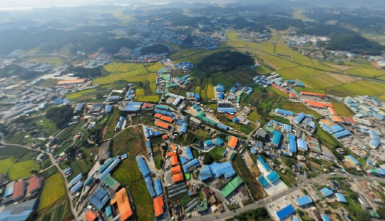 네이버 항공뷰를 통해 본 김포시 대곶면 거물대리의 모습. 파랑 또는 오렌지색의 지붕을 한 공장들이 농지를 밀어내고 그 자리를 대신하고 있다. /사진제공=네이버