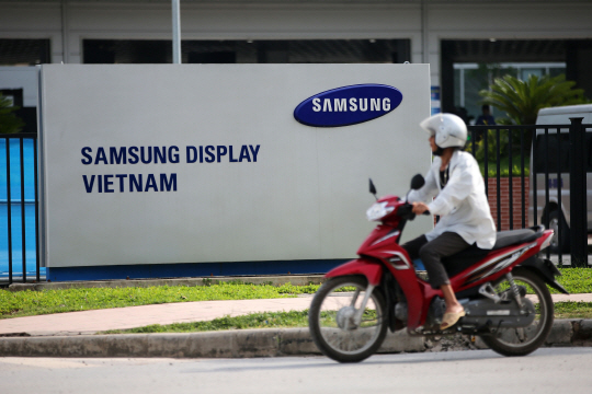 오토바이를 탄 사람이 베트남 북부 박닌 지역의 삼성디스플레이 공장 정문 앞을 지나가고 있다./블룸버그통신