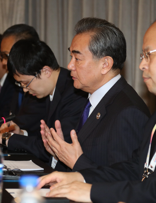 왕이 중국 외교부장이 지난 6일(현지시간) 마닐라 시내 한 호텔에서 열린 한국-중국 외교장관회담에 참석한 모습./연합뉴스