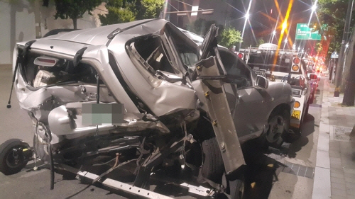 지난 6월 14일 서울 올림픽대로에서 난폭운전자의 차량에 부딪혀 파손된 피해자 차량이 견인되고 있다./사진제공=강동경찰서