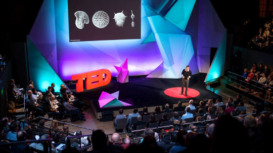 IBM의 재료 과학자 조지 튤렙스키가 작년 11월 샌프란시스코에서 열린 IBM TED 콘퍼런스에서 발표를 하고 있다.