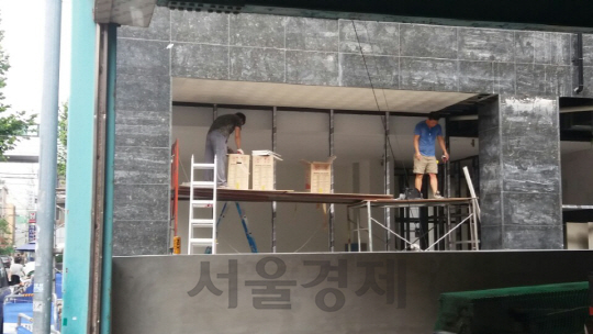 지난 7일 서울 영등포구의 한 소규모 건설현장에서 근로자들이 안전모를 쓰지 않고 작업하고 있다. /박우인기자