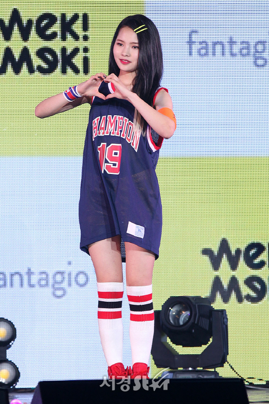 위키미키 멤버 리나가 8일 오후 서울 중구 장충동 장충체육관에서 열린 첫 번째 미니앨범 ‘WEME‘ 쇼케이스에 참석해 포토타임을 갖고 있다.
