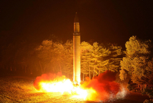 북한의 대륙간탄도미사일(ICBM)급 ‘화성-14형’이 지난달 28일 2차 시험 발사되고 있다.