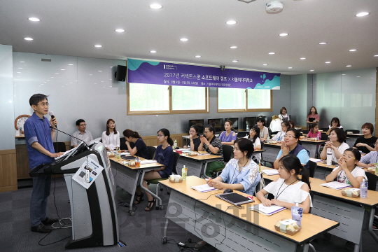 8일 서울여대에서 열린 소프트웨어 캠프 참가자들이 컴퓨터 프로그래밍에 대한 강의를 듣고 있다. /사진제공=서울여대