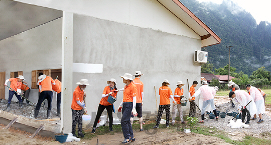 한국증권금융꿈나눔재단 학생봉사단이 라오스 날롱쿠앙 지역에서 노후된 학교의 환경 개선 활동을 하고 있다. /사진제공=한국증권금융