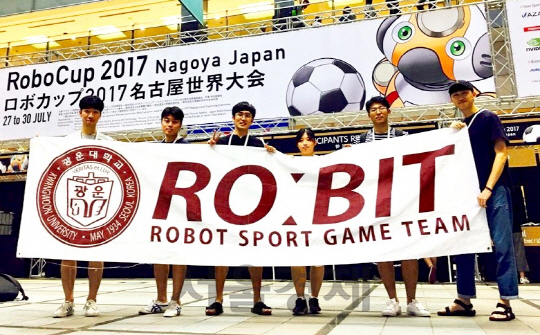 광운대 로봇게임단 로빗이 지난 달 일본 나고야에서 열린 ‘2017 국제 로보컵 대회’에 참가해 기념촬영을 하고 있다. /사진제공=광운대