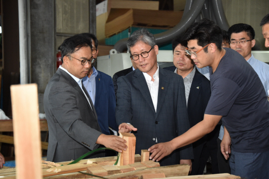 김재현(사진 왼쪽에서 두번째) 산림청장이 영창목재를 방문해 자유한국당 권석창(〃첫번째) 국회의원과 목재산업 활성화 등에 대해 의견을 나누고 있다. 사진제공=산림청