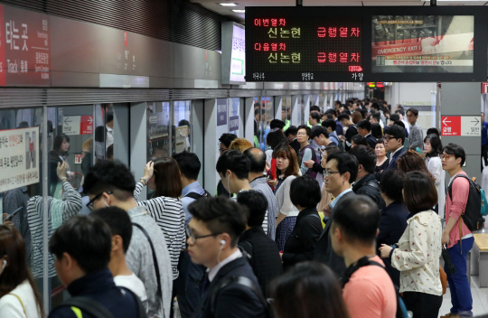 서울 지하철 9호선 가양역에서 열차를 기다리는 시민들. /연합뉴스