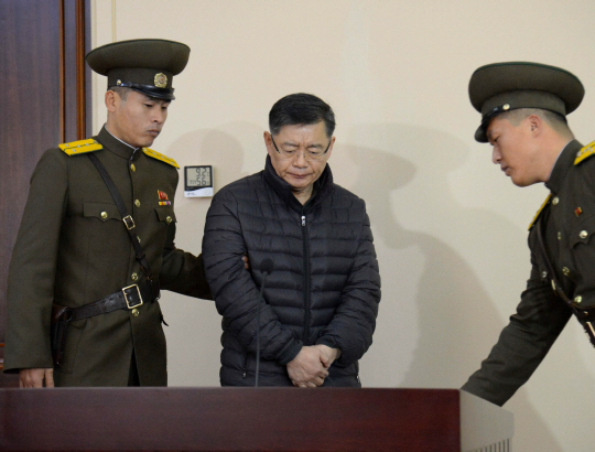 지난 2015년 12월 북한으로부터 무기노동교화형을 선고받고 복역 중이던 한국계 캐나다인 임현수(가운데) 목사/연합뉴스
