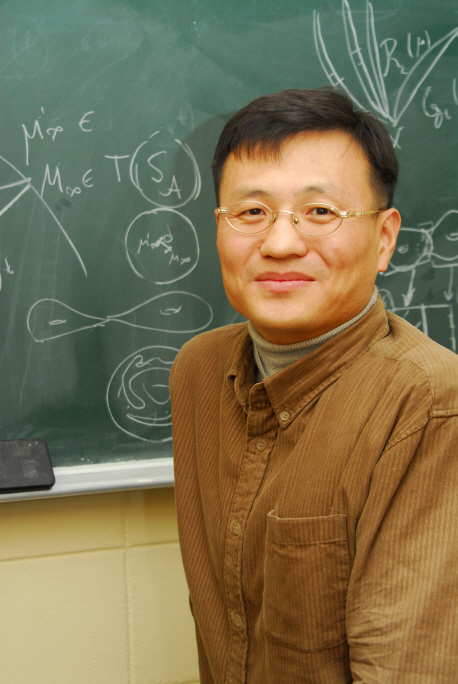 이달의과학기술인상 수상자로 선정된 김인강 고등과학원 교수가 강의실에서 자신의 이론에 대해 설명하고 있다.