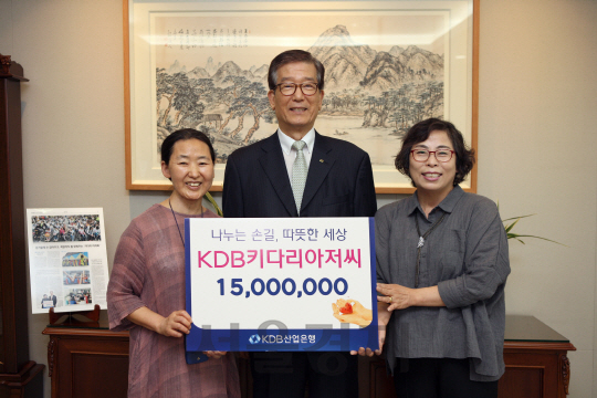 산업은행이 ‘KDB 키다리 아저씨’ 19호 후원 대상으로 성북구청에서 추천한 취약 계층 단체와 가정 2곳을 선정해 후원금 1,500만원을 전달했다. / 사진제공=산업은행