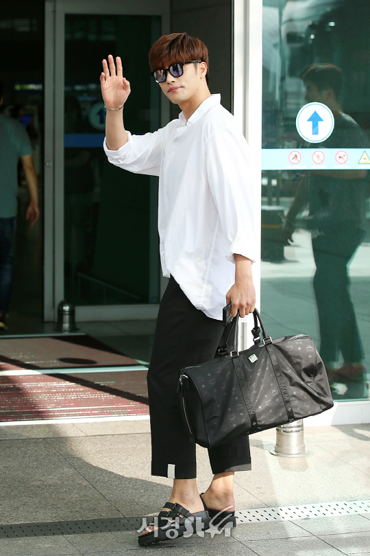 배우 성훈이 대만 팬미팅 참석차 10일 오전 인천 중구 운서동 인천국제공항을 통해 대만으로 출국하고 있다.
