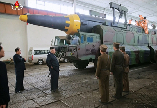 북한이 지난 5월 공개한 중장거리탄도미사일(IRBM) ‘화성-12’ 미사일./연합뉴스