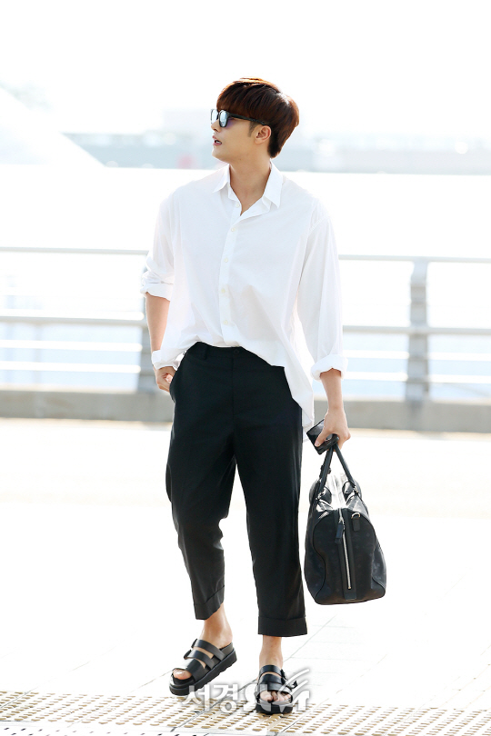 배우 성훈이 대만 팬미팅 참석차 10일 오전 인천 중구 운서동 인천국제공항을 통해 대만으로 출국하고 있다.