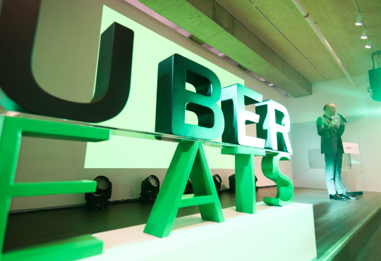 알렌 펜 우버이츠 아시아 총괄 대표가 10일 오전 서울 용산구 디뮤지엄에서 ‘우버이츠(UberEats) 앱’을 소개하고 있다./연합뉴스