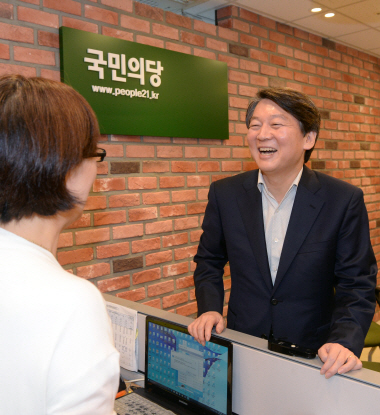 안철수 국민의당 전 대표가 10일 서울 여의도 당사에서 당대표 후보자 등록신청을 마치고 당직자들과 인사를 나누고 있다. /연합뉴스