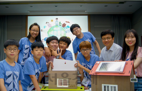 코오롱 비영리 재단법인 ‘꽃과 어린왕자’는 경기도 용인 코오롱 인재개발센터에서 8일부터 사흘간 ‘제4회 에코 롱롱 플러스 캠프’를 개최했다. 김승일(오른쪽 2번째) 코오롱 전무가 캠프 참가 학생들과 함께 에너지 플러스 하우스를 만들고 단열을 체험하는 프로그램을 경험하고 있다. /사진제공=코오롱그룹