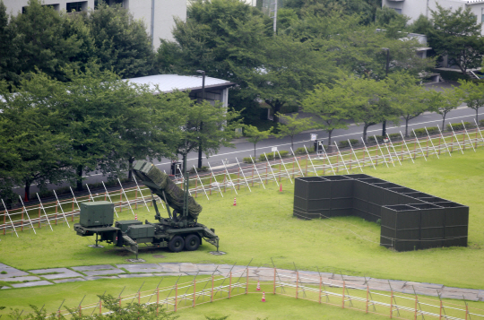 일본 도쿄에 배치된 지대공 유도미사일 패트리엇( PAC-3 ) 부대가 경계 태세를 갖추고 있다. 스가 요시히데 일본 관방장관은 10일 북한의 괌 포위 사격 예고를 강력히 비판하고 나섰다.  /AP통신