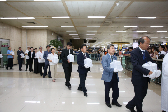 해방 직전에 일본에 의해 강제 징용돼 탄광, 군수공장, 건설현장, 항만 등지에서 극심한 노동에 시달리다 타국에서 목숨을 잃은 강제징용희생자 시신 33구가 지난 6일 김포공항을 통해 들어오고 있다./사진제공=일제강제징용희생자유해봉환위원회