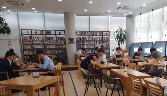 지난 8일 여름휴가 시즌에도 불구하고 취업준비생들이 서울 종로구에 있는 한 어학원 1층 카페에서 각종 자격증과 시험 공부에 몰두하고 있다. /백주연기자