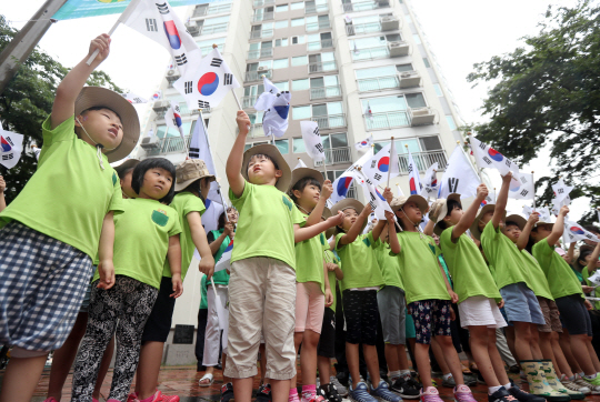 ‘광복절에 태극기 달아요’      (서울=연합뉴스) 신준희 기자 = 10일 오전 서울 성동구의 태극기 달기 시범아파트인 삼성쉐르빌 앞에서 어린이들이 ‘광복절 기념 태극기 달기’ 캠페인을 벌이고 있다. 2017.8.10      hama@yna.co.kr  (끝)      <저작권자(c) 연합뉴스, 무단 전재-재배포 금지>