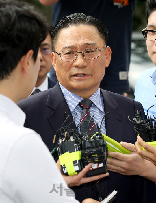 박찬주 육군제2작전사령관(대장, 37기)이 지난 8일 서울 용산구 국방부 검찰단으로 출석하고 있다./사진공동취재단