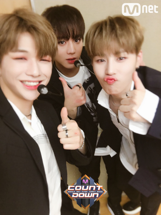 워너원 강다니엘X박지훈X하성운 특급 조합 셀카 “꽃다발이 따로 없네”