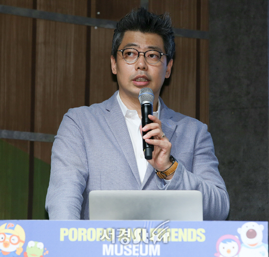 소셜네트워크 김재호 이사가  11일 오전 서울 용산구 블루스퀘어 카오스 홀에서 열린 AR 기반 유아 교육용 어플리케이션 ‘뽀로로프렌즈’ 론칭 및 국내 최초 뽀로로 AR 뮤지엄 ‘뽀로로프렌즈 뮤지엄’ 오픈 기념 행사에 참석하고 있다.