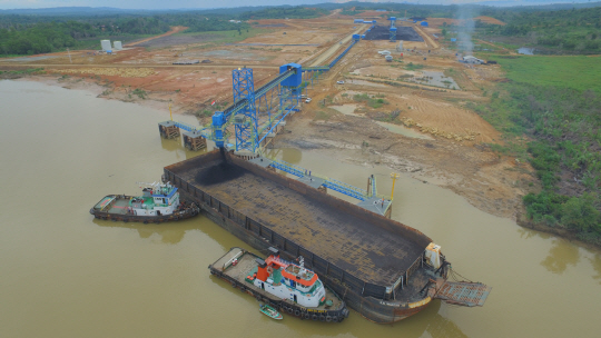 LG상사가 올 1월부터 상업 생산을 본격화한 인도네시아 GAM 광산에서 채굴된 석탄이 바지선에 실리고 있다./사진제공=LG상사