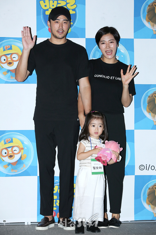 개그맨 김미려와 가족들이 11일 오전 서울 용산구 블루스퀘어 카오스 홀에서 열린 AR 기반 유아 교육용 어플리케이션 ‘뽀로로프렌즈’ 론칭 및 국내 최초 뽀로로 AR 뮤지엄 ‘뽀로로프렌즈 뮤지엄’ 오픈 기념 행사에 참석하고 있다.