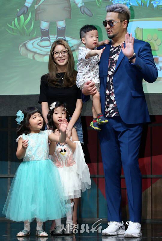 가수 김태우 가족이 11일 오전 서울 용산구 블루스퀘어 카오스 홀에서 열린 AR 기반 유아 교육용 어플리케이션 ‘뽀로로프렌즈’ 론칭 및 국내 최초 뽀로로 AR 뮤지엄 ‘뽀로로프렌즈 뮤지엄’ 오픈 기념 행사에 참석하고 있다.