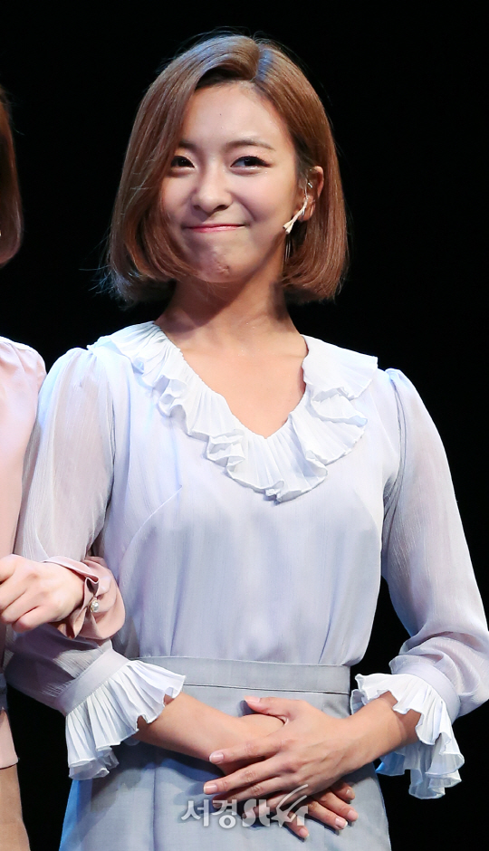가수 겸 배우 루나가 11일 오후 서울 용산구 블루스퀘어 삼성전자홀에서 열린 뮤지컬 ‘레베카’ 프레스콜에 참석해 포즈를 취하고 있다.