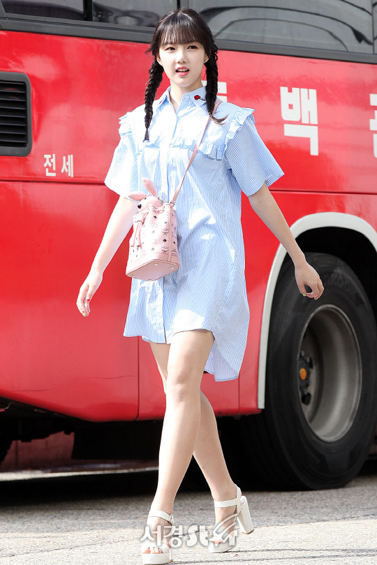 여자친구 예린이 11일 오전 서울 영등포구 여의도동 KBS 별관에서 진행된 KBS ‘해피투게더’ 녹화에 참여하기 위해 출근하고 있다.