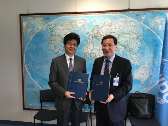홍순직(오른쪽) 한국생산성본부 회장과 히로시쿠니요시 UNIDO 부청장이 개발도상국 생산성 향상 지원을 위한 협정을 체결한 뒤 협정서를 들어 보이고 있다. /사진제공=한국생산성본부