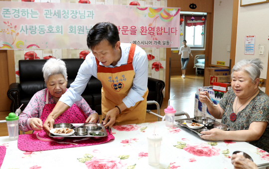 김영문(사진 왼쪽에서 두번째) 관세청장이 어르신들에게 점심식사를 전달해주고 있다. 사진제공=관세청