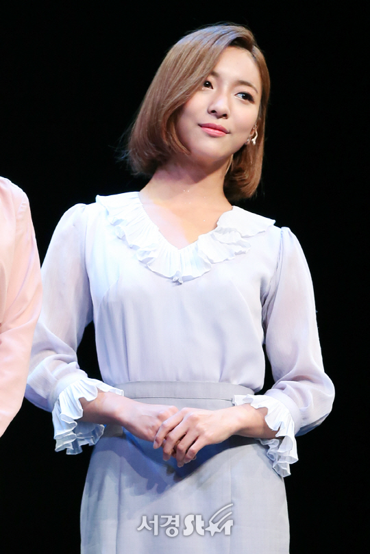 가수 겸 배우 루나가 11일 오후 서울 용산구 블루스퀘어 삼성전자홀에서 열린 뮤지컬 ‘레베카’ 프레스콜에 참석해 무대를 선보이고 있다.