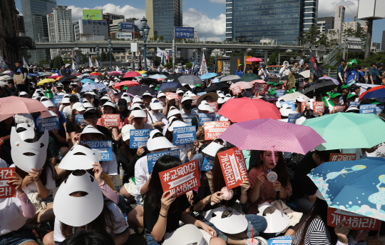 ‘임용절벽’에 항의하는 전국교대생 집회가 11일 서울역 광장에서 진행 중이다. /연합뉴스