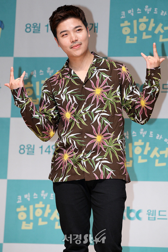 지조가 11일 오후 서울 마포구 상암동 JTBC 빌딩 2층 JTBC홀에서 열린 웹드라마 ‘힙한 선생’ 제작발표회에 참석해 포토타임을 갖고 있다.