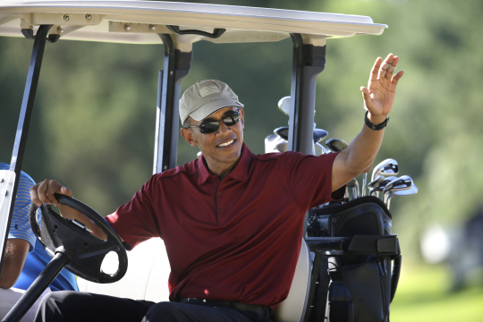 휴가기간 골프장에서 골프카트를 운전하고 있는 버락 오바마 전 미국 대통령. /오크 블러프스=AP연합뉴스