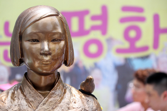 서울 종로구 옛 주한 일본대사관 앞에 자리한 ‘평화의 소녀상’. /연합뉴스