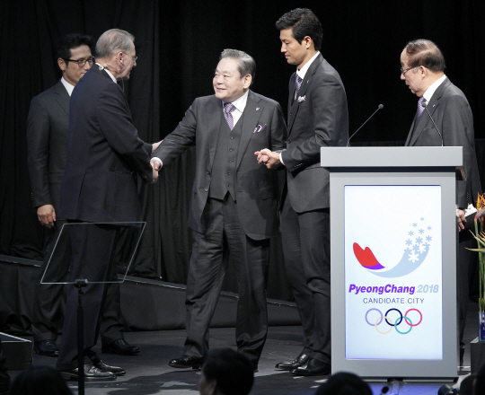 투병 중인 이건희 삼성 회장이 정년(80세)까지 5년을 앞두고 국제올림픽위원회(IOC) 위원직을 사퇴했다. IOC 집행위원회는 11일 이 회장의 가족에게서 더는 이 회장을 IOC 위원으로 간주하지 말아 달라는 요청을 받았다며 이 회장의 IOC 위원직 사퇴를 공식으로 발표했다. /연합뉴스